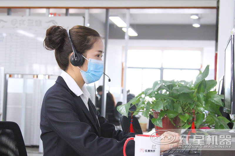 24小時(shí)客服全身心工作，用專(zhuān)注點(diǎn)亮了責(zé)任