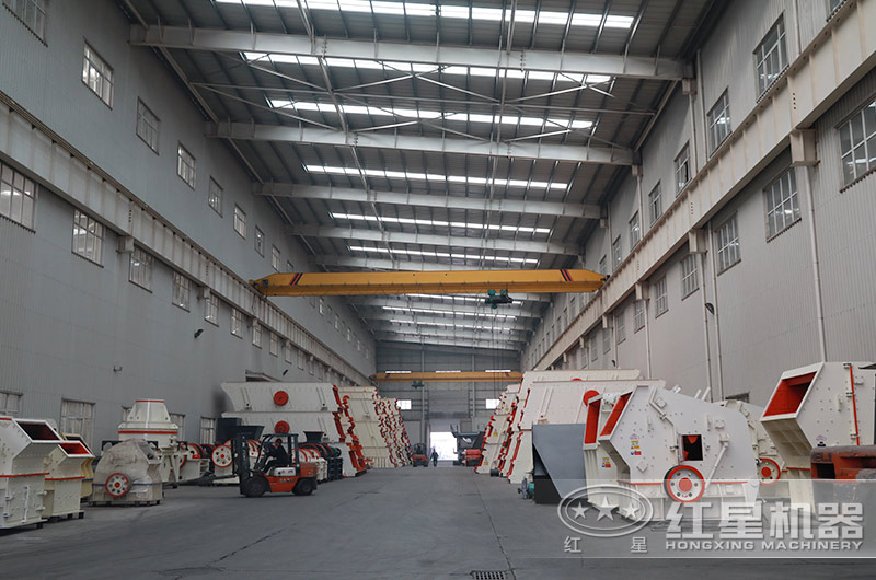 紅星大型生產(chǎn)車間，破碎機(jī)款式多樣等你來(lái)選