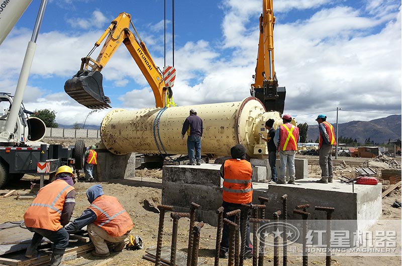 球磨機室外生產現(xiàn)場搭建中
