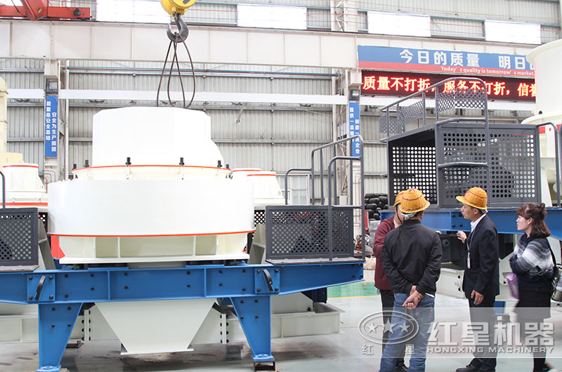 意向客戶來紅星廠區(qū)參觀制砂設備中