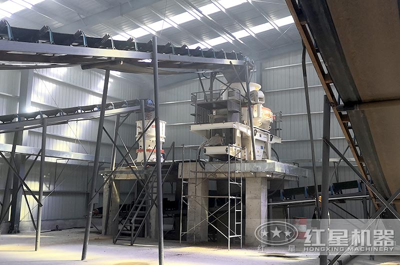 新型制砂機(jī)生產(chǎn)現(xiàn)場，節(jié)能環(huán)保