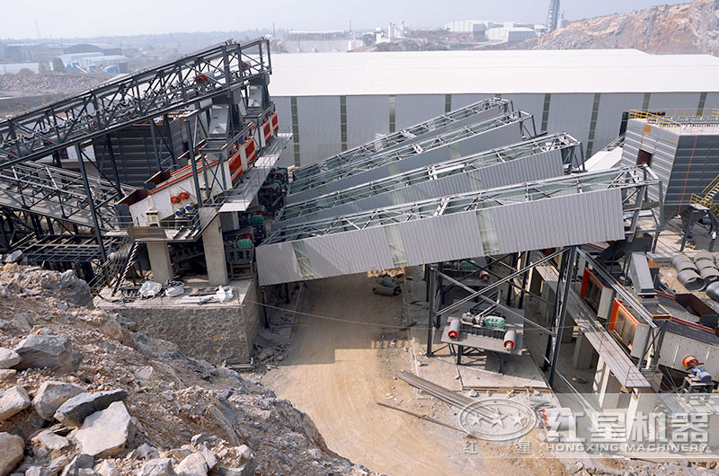 加工碎石料現(xiàn)場，符合環(huán)保標準