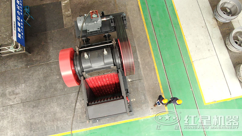 顎式破碎機(jī)進(jìn)料口大且深，車間實(shí)拍